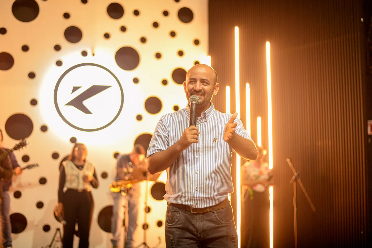 Rev. Mauricio Silva enseñando en Teosuperación